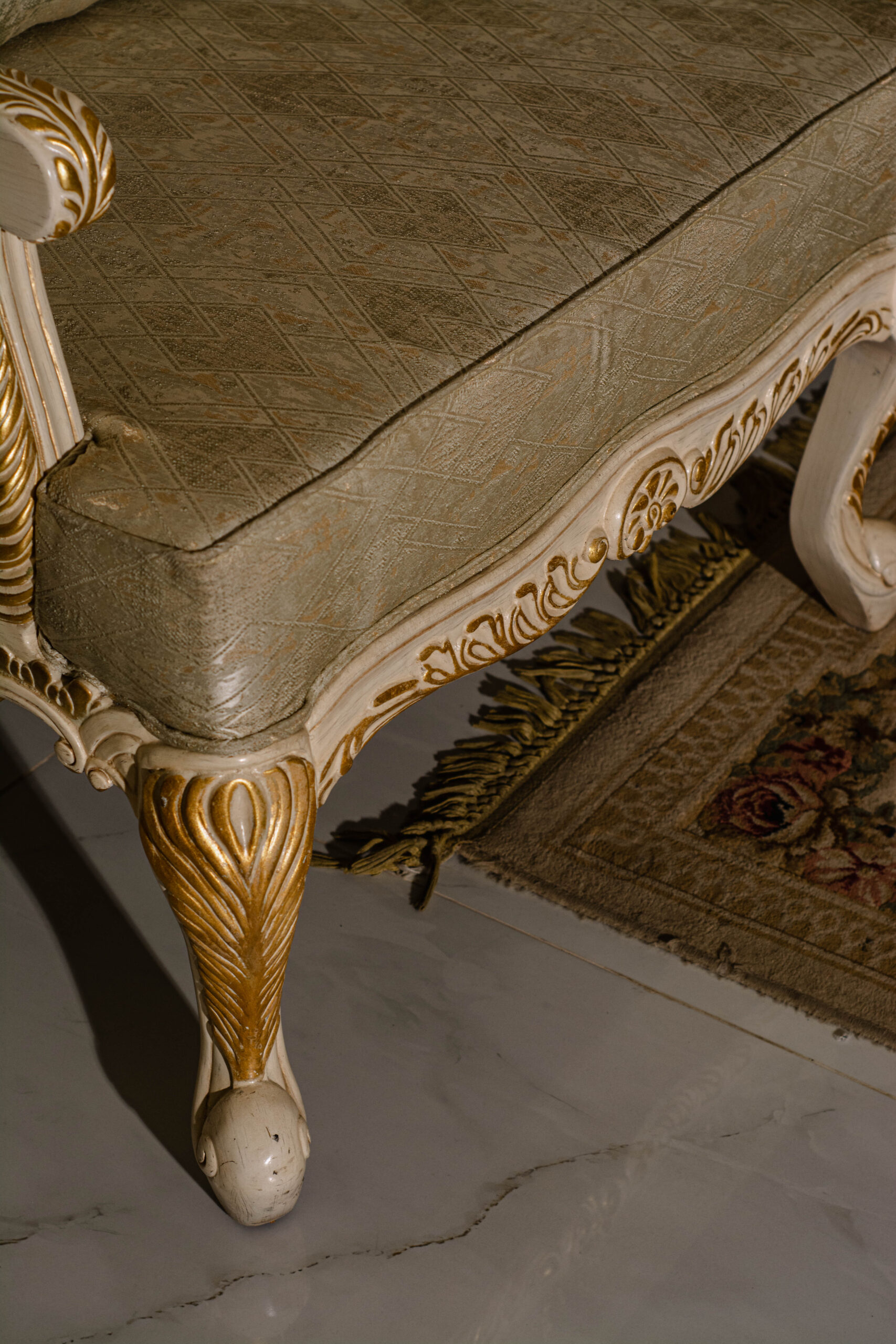 Crazy Classic Sofa - Image 3