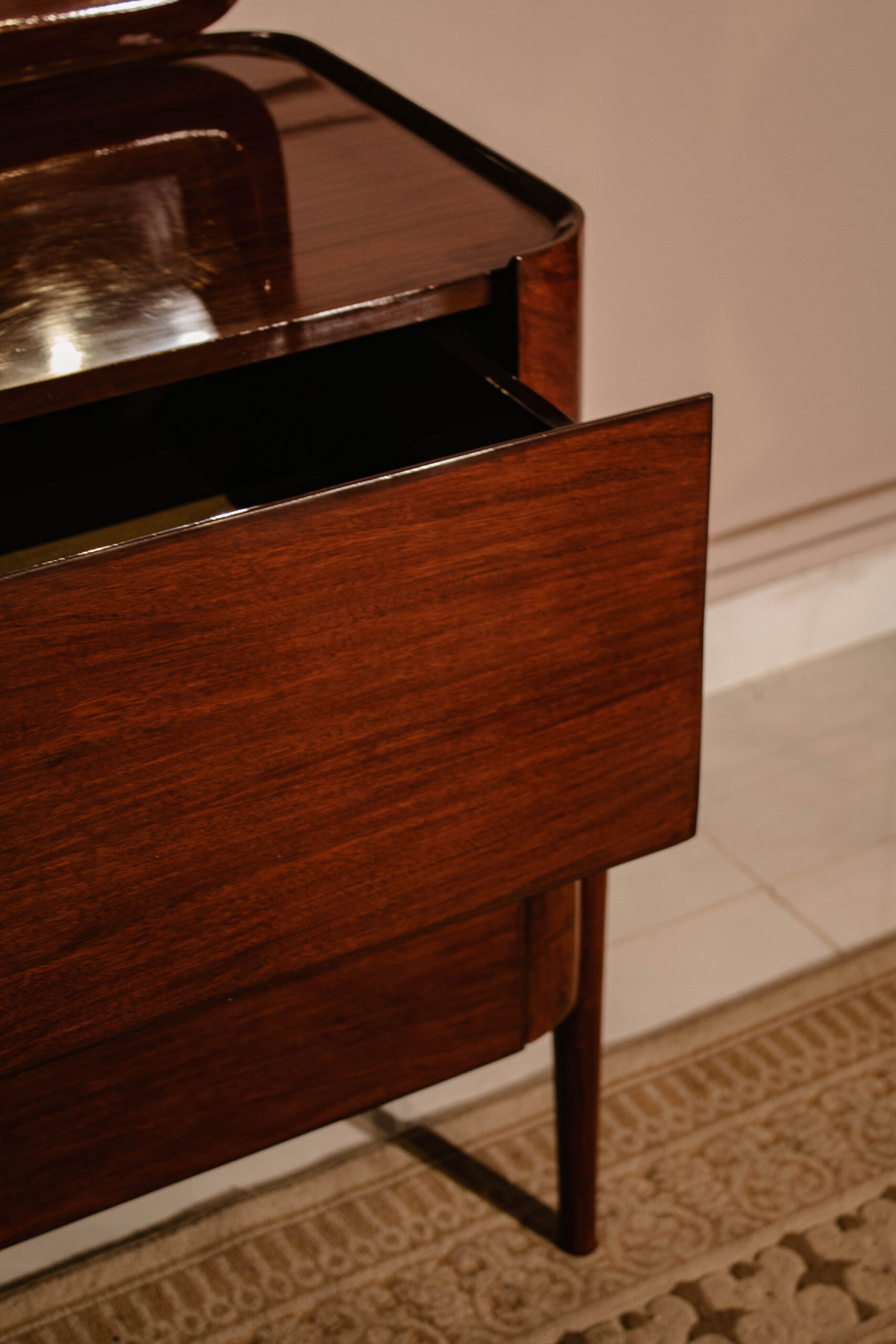Moderna Dresser & Mirror - Image 2